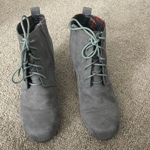 CATO Wedge Boots. Size 9. Gray.